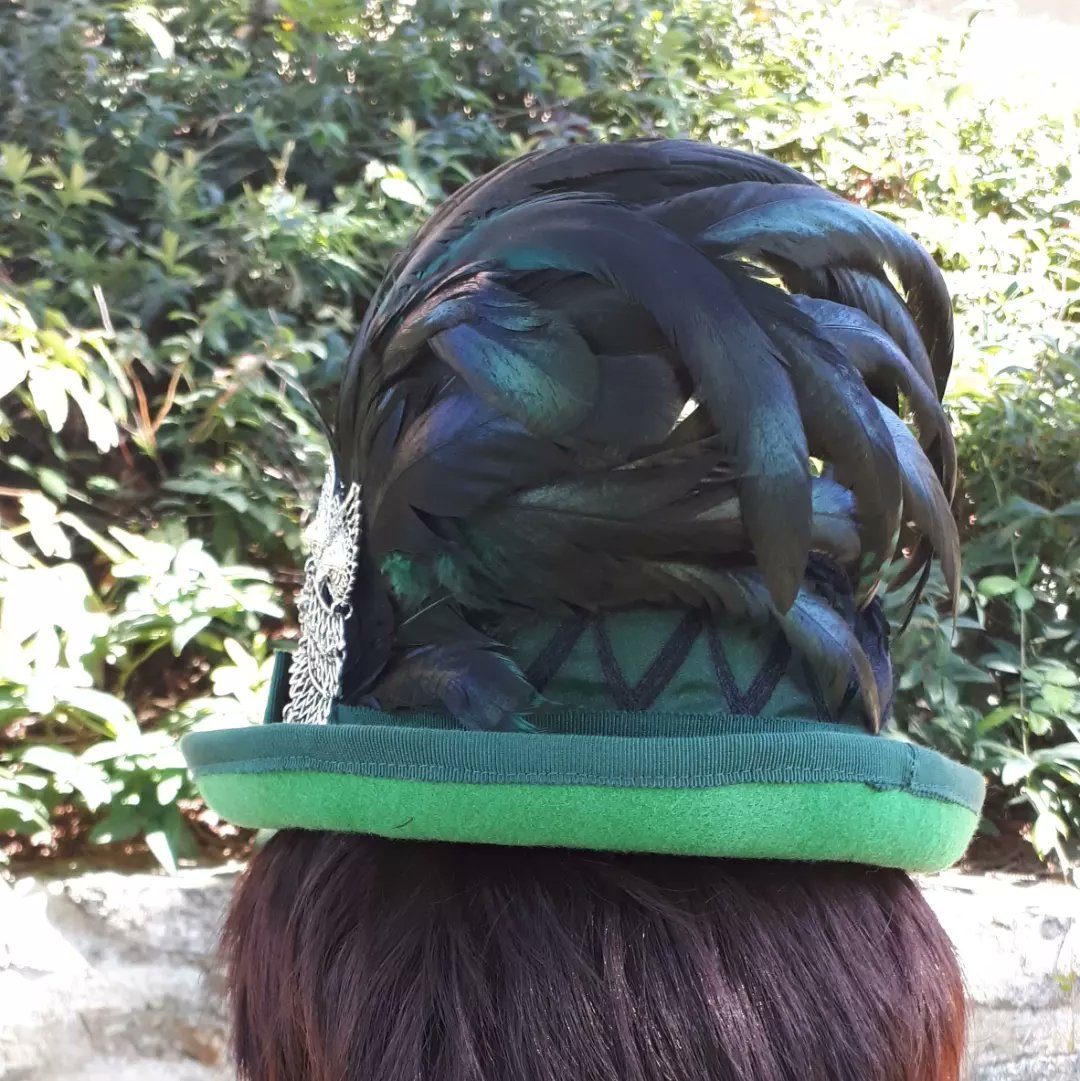 LadeeGramR's tweet photo. Bibi couleur verte et plumes de coq, agrémenté d'une dentelle. 

#handemade #hatmaker #festivalyggdrasil2022 #chapelier #lyon #bron #felt #lainage #steampunk #sewingaddict #retro https://t.co/tPhbJUIgZQ