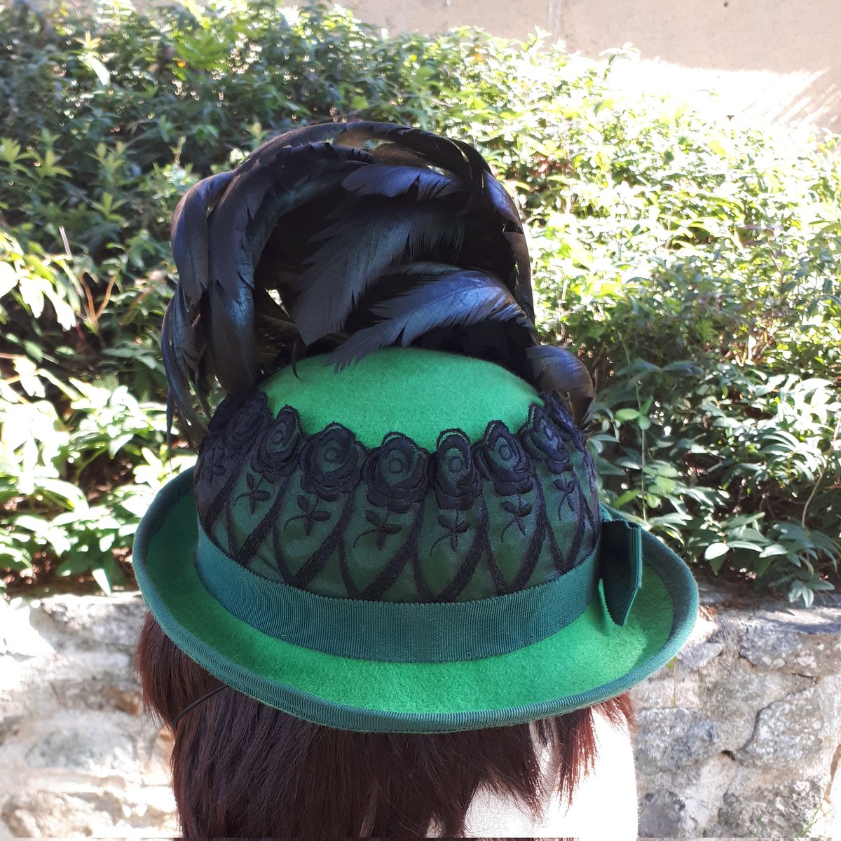 LadeeGramR's tweet photo. Bibi couleur verte et plumes de coq, agrémenté d'une dentelle. 

#handemade #hatmaker #festivalyggdrasil2022 #chapelier #lyon #bron #felt #lainage #steampunk #sewingaddict #retro https://t.co/tPhbJUIgZQ