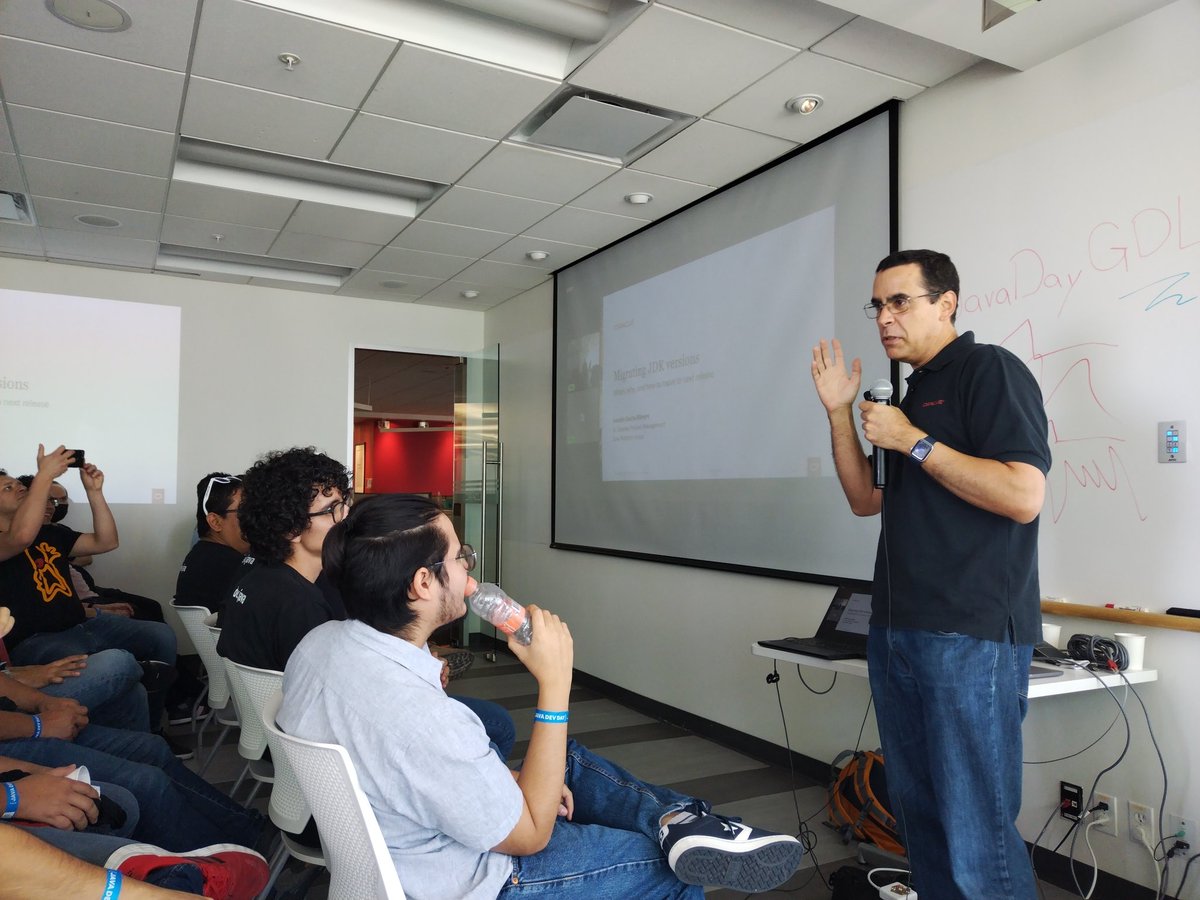rugi's tweet photo. Arranca @aureliog con "Migrando versiones de JDK". 
Esto se pone bueno !! 
#javadayGDL https://t.co/Gp2khNi9SK