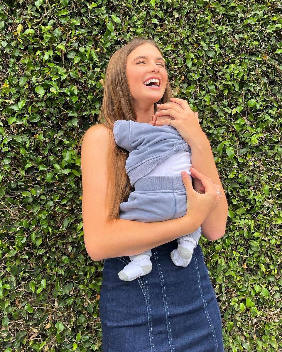 BeauclarkeDaily's tweet photo. Nós não estávamos prontos para essa foto!!!
Olhem o sorriso dela 🗣.

Savannah Clarke | Instagram https://t.co/y2ztSxDIjV