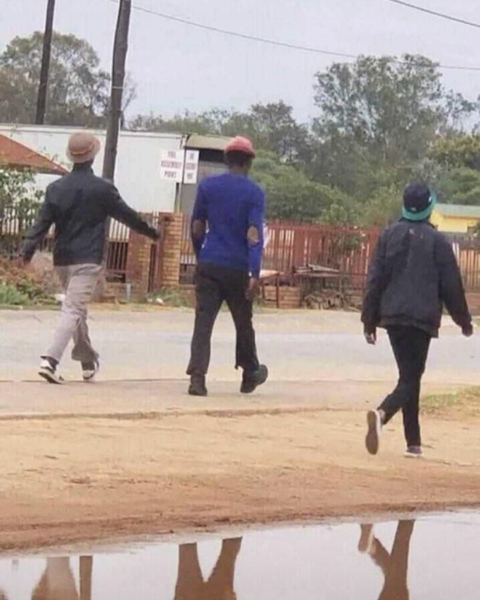 #DStvDeliciousFestival2022 I made sure before I left burna boy performance early before this boys to men gang start working tonight. I could see a few already acting like the cleaning crew lol 😆