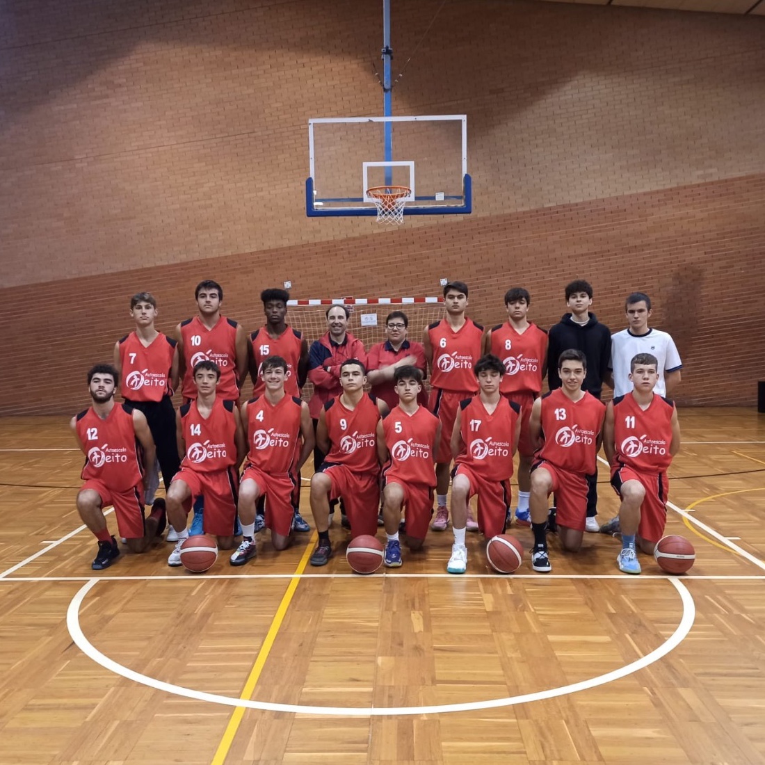 O equipo xuvenil de baloncesto clasificouse hoxe para xogar a Liga Galega.
Felicidades a rapaces, adestradores e familias polo voso compromiso que fixo posible esta fermosa victoria e unha tempada chea de grandes partidos!
Está claro que COMPROMETÉNDONOS... medramos como persoas.