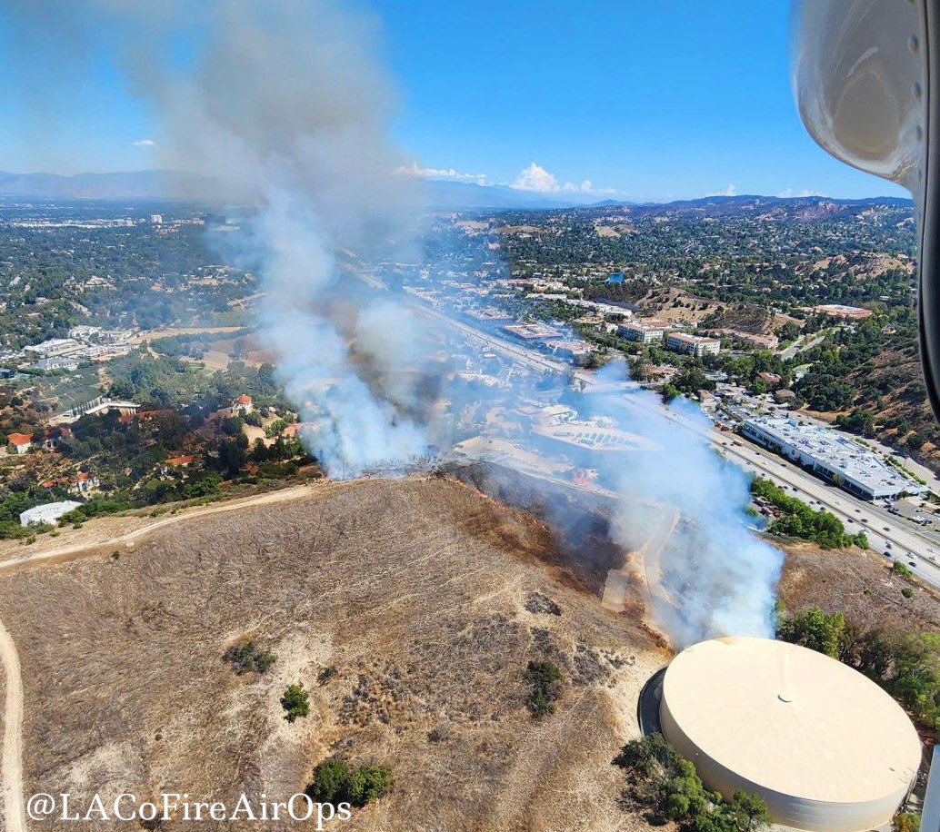 BRUSH FIRE 9/24/22 @LACoFireAirOps water dropping helicopters assisting @LACoFD @LAFD with a wildfire near Parkway Calabasas in Calabasas, CA. #LoboFire