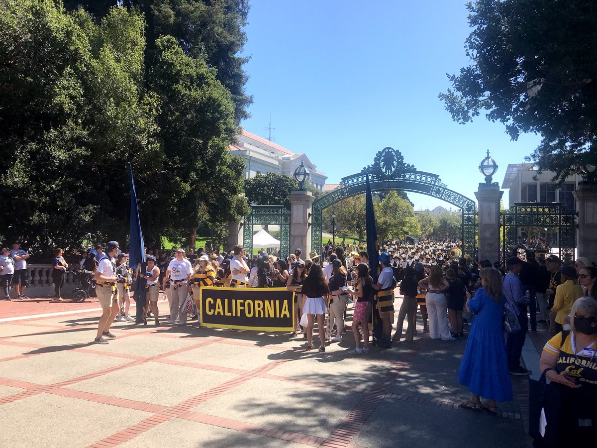 seanyodarouse's tweet photo. Time for the March to Memorial #GoBears #CalHC #CalGameDay (@ Sather Gate - @cal in Berkeley, CA) https://t.co/MYr0oaC8va https://t.co/zpjby6hEDC