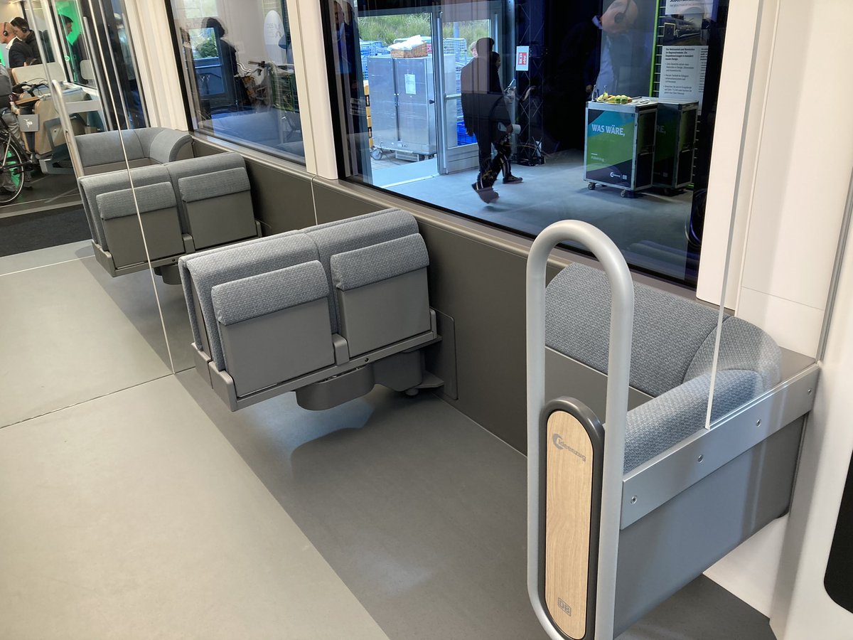 freder_francois's tweet photo. #Ideenzug
#IdeasTrainRegio
#Innotrans22
La configuration de la salle peut être modifiée sans présence de voyageur :
➡️ Les sièges (strapontins) pivotent et deviennent des bancs assis/debout, avec dégagement d’espace pour embarquement de vélos 👍
Photo : @Simply_Railway
⬇️⬇️⬇️ https://t.co/cnJlHJ2tUd