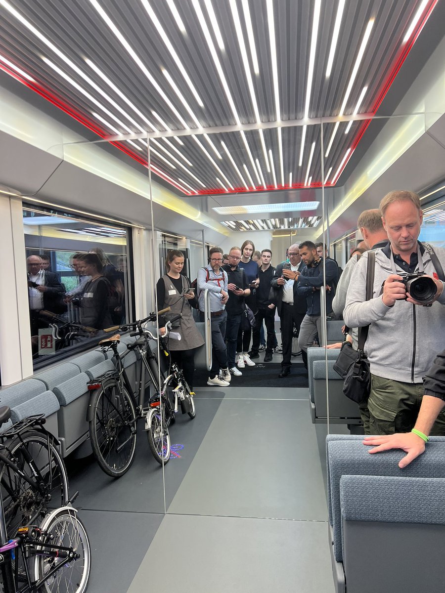 freder_francois's tweet photo. #Ideenzug
#IdeasTrainRegio
#Innotrans22
La configuration de la salle peut être modifiée sans présence de voyageur :
➡️ Les sièges (strapontins) pivotent et deviennent des bancs assis/debout, avec dégagement d’espace pour embarquement de vélos 👍
Photo : @Simply_Railway
⬇️⬇️⬇️ https://t.co/cnJlHJ2tUd