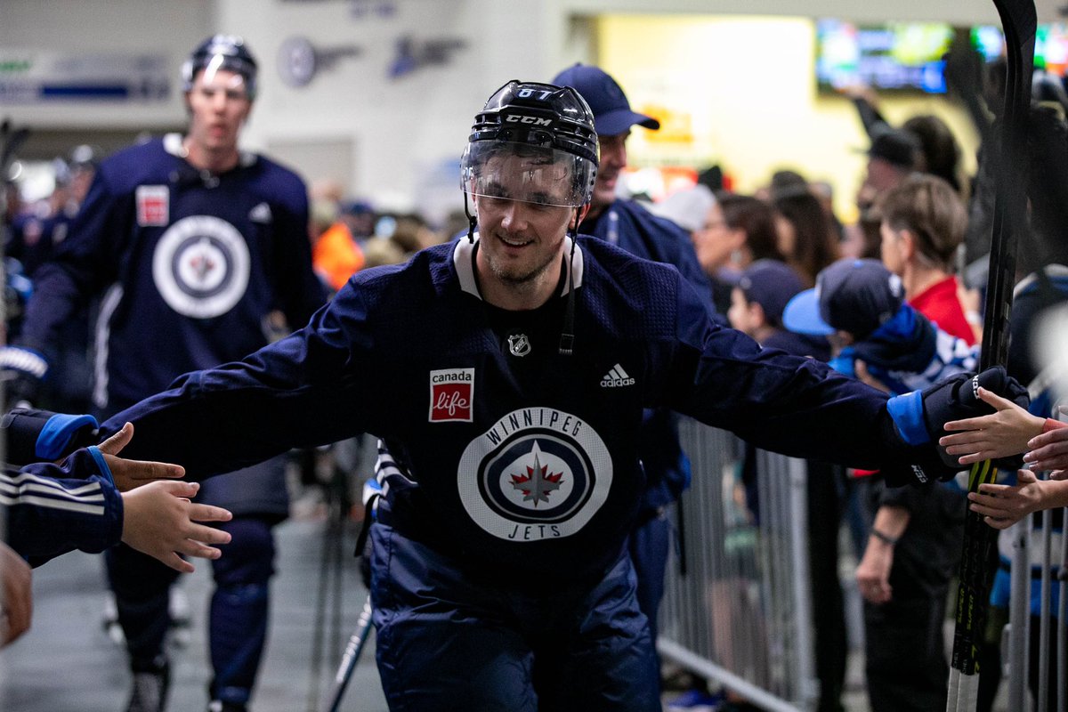 NHLJets's tweet photo. Smiles all around for our fans at #JetsFanFest πβοΈ https://t.co/KCO5oSGsda