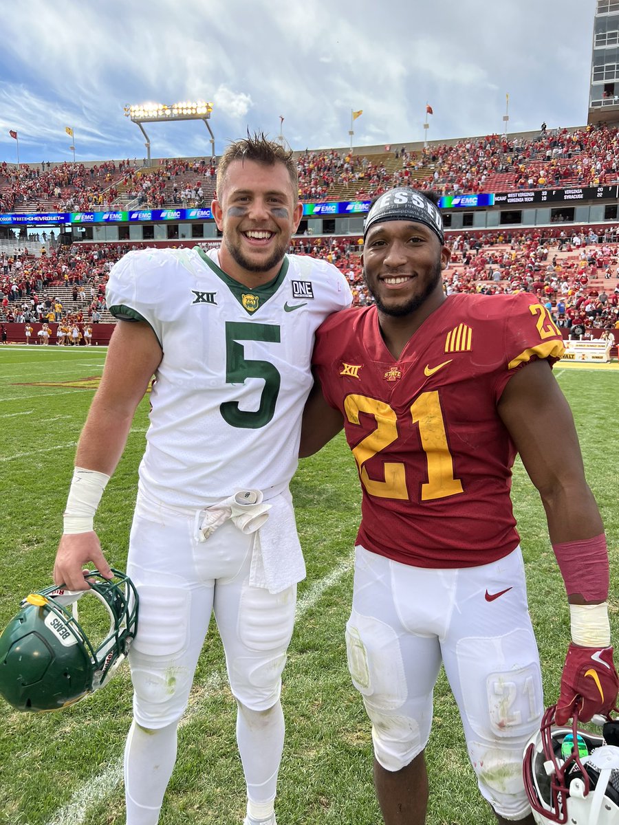 CWillTV's tweet photo. Game respects game: #Baylor linebacker @dillondoyle_ made sure to get a photo with Iowa State running back @BrockJirehl after the two battled it out all day on the field #SicEm https://t.co/zoEQCyinCa