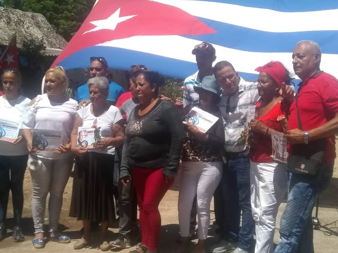cubanoalien2's tweet photo. Hoy se  celebró el Acto Municipal de los CDR  en su 62 Aniversario en Bayamo y festejando la condición de Vanguardia Nacional de la Provincia Granma. #CodigoSi 
#CódigoDeLasFamilias 
#VotoSi 
#SomosElBarrio 
#CDRGranma 
@DiazCanelB https://t.co/nK0adhzIbX