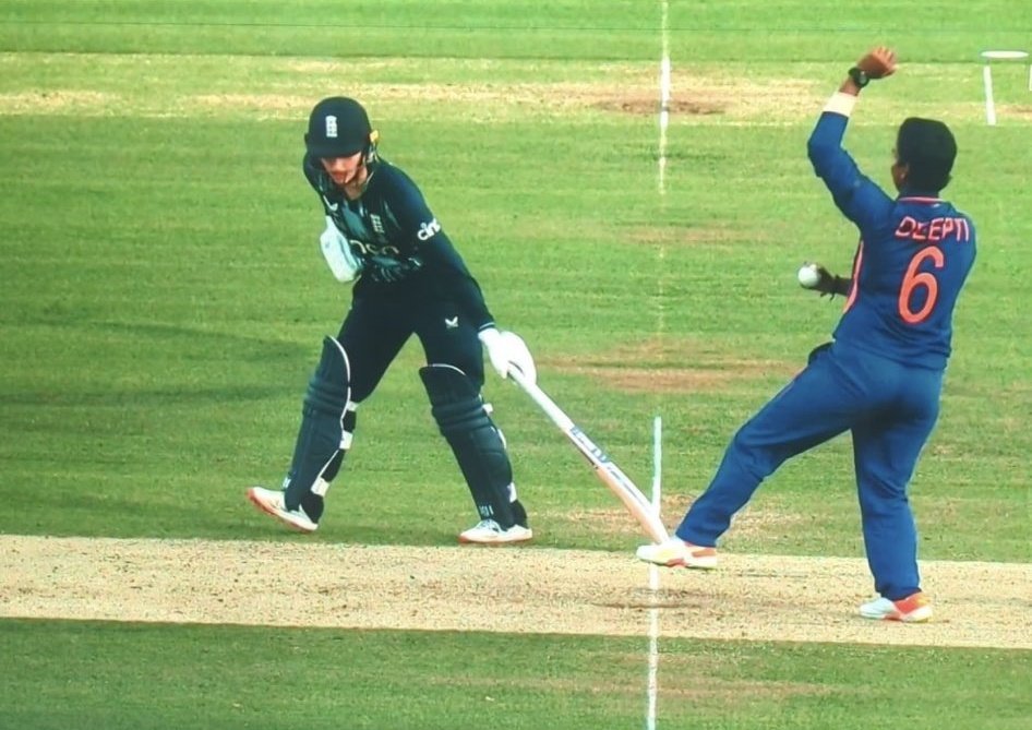 We can see it clearly there is no intention of bowling the ball, she is looking towards non striker batter to cheat him.
This is very unfair &amp; terrible act worst spirit 🙏
#mankading #mankad #Cheater
#INDvsENG