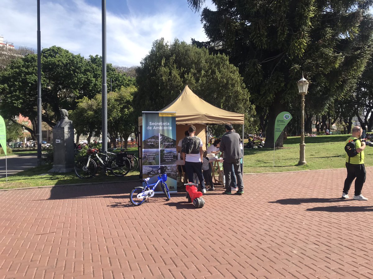Hermosa tarde en Parque Chacabuco realizando talleres de siembra de nativas 🌱 y reconocimiento de las especies del parque con vecinos y <a href="/SemanadelArbol/">SemanadelArbol</a>