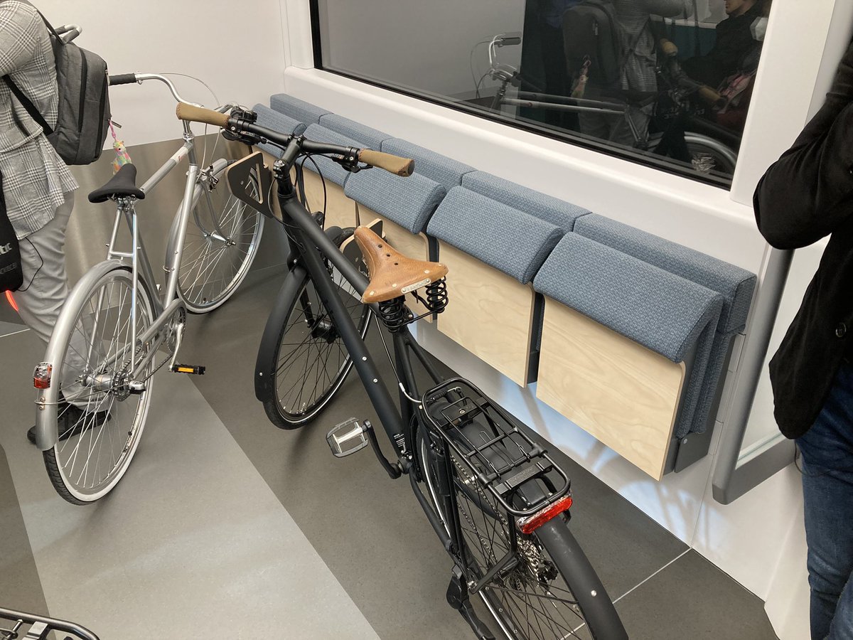 freder_francois's tweet photo. #Ideenzug
#IdeasTrainRegio
#Innotrans22
➡️ Sous les sièges (strapontins) sont fixés des arceaux vélo en bois (conception Suisse) 👍
➡️ Les vélos sont bien maintenus en rangés en épis
Photo : @Simply_Railway
⬇️⬇️⬇️ https://t.co/PekDQcBou5