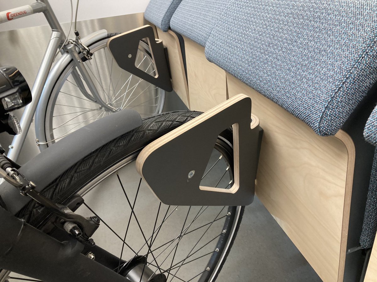 freder_francois's tweet photo. #Ideenzug
#IdeasTrainRegio
#Innotrans22
➡️ Sous les sièges (strapontins) sont fixés des arceaux vélo en bois (conception Suisse) 👍
➡️ Les vélos sont bien maintenus en rangés en épis
Photo : @Simply_Railway
⬇️⬇️⬇️ https://t.co/PekDQcBou5