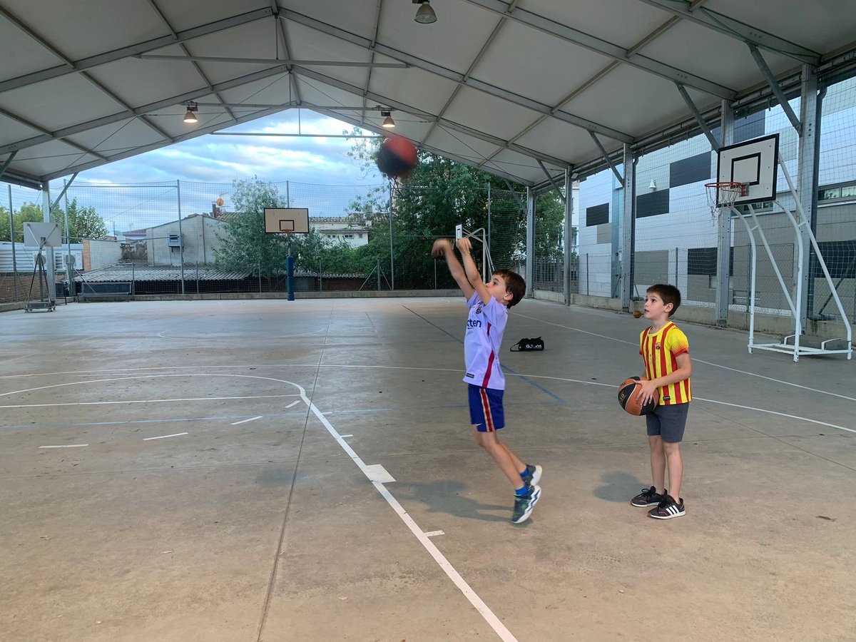 cbsantgregori's tweet image. Gran iniciativa!😊

Moltes gràcies a tots els que vau assistir-hi!😉🔥

#CBSantGregori #bàsquet #somlilainegre #caliu