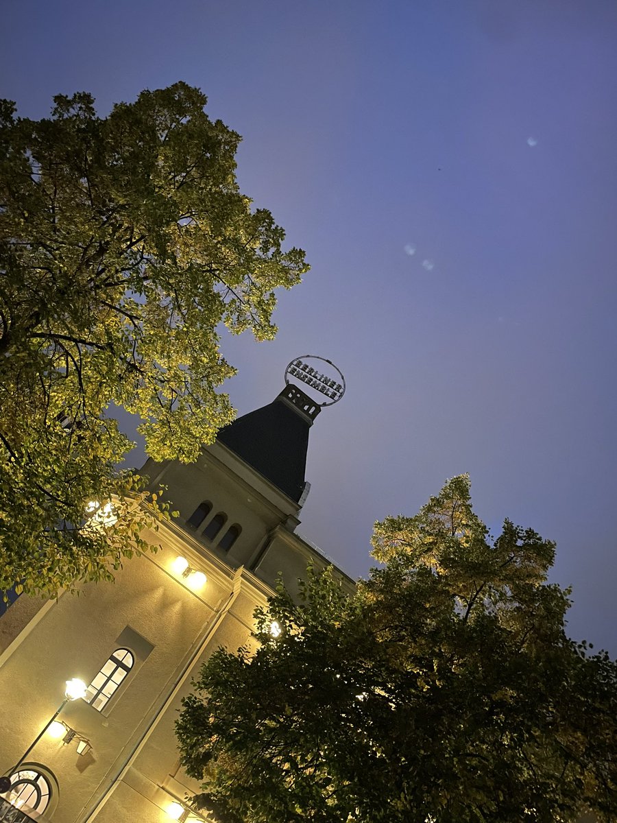 Ein Abend im <a href="/blnensemble/">Berliner Ensemble</a>, der nachklingt 💻 #BEnetzwelt

Große Fragen aus der #Netzwelt beeindruckend inszeniert. Zwischen völliger Enthemmung und virtuellen Fluchträumen. Moralische Dilemmata die mit #Metaverse und Co. noch „realer“ werden… 

ℹ️ berliner-ensemble.de/inszenierung/d…