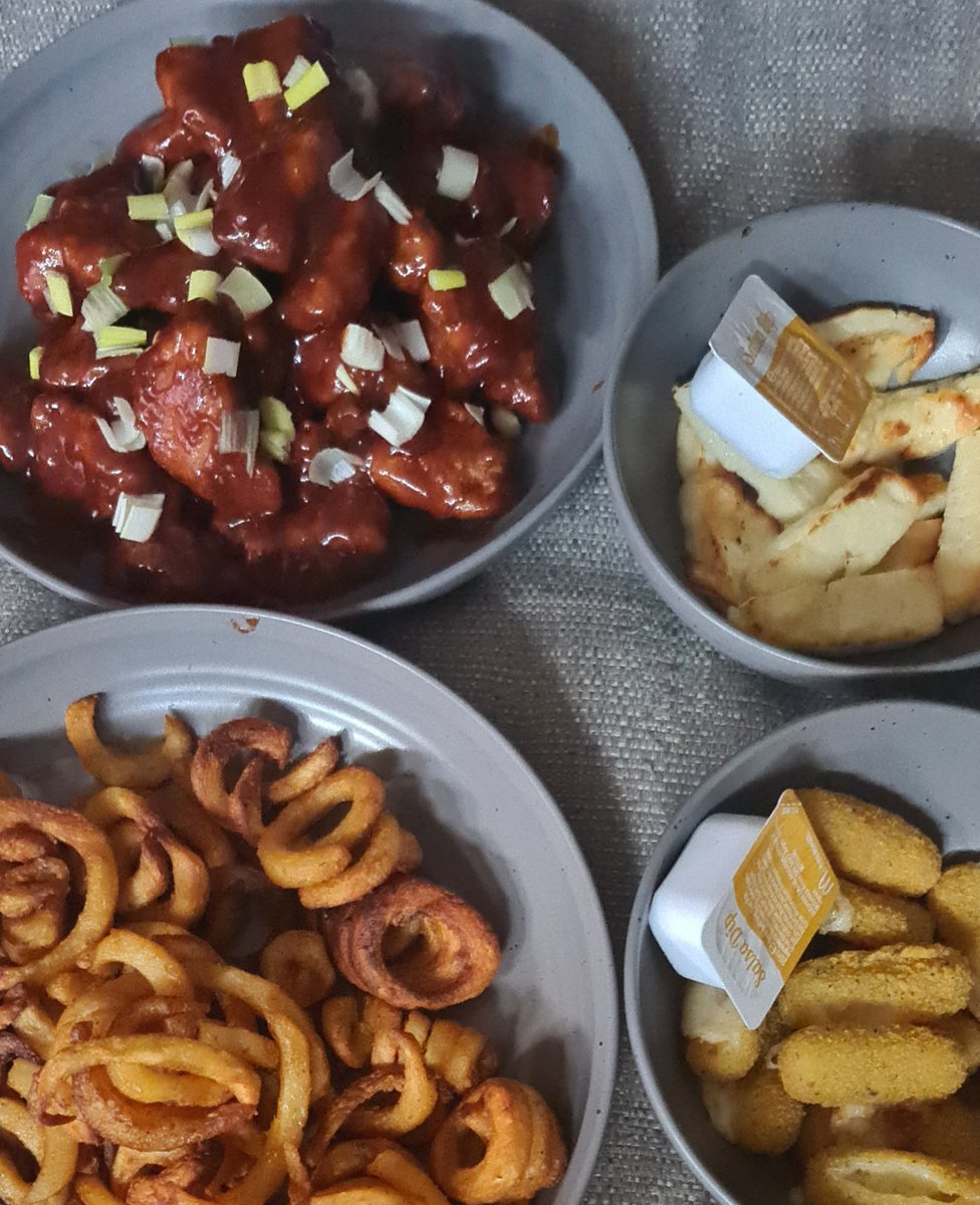SBaxter77's tweet photo. Proper Saturday night sharing platter cooked up by @DBaxter76 #BBQBuffaloChickenPieces #HalloumiSticks #MozzarellaSticks & #CurlyFries
#AbsolutelyBanging
@baxter_erynn https://t.co/1xxNq0sYly