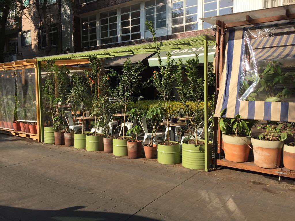 lavozdepolanco's tweet photo. ¿Hasta cuándo el interés comercial seguirá en detrimento de la calidad de vida de los vecinos de la Ciudad?
Los espacios ya no son de los ciudadanos. Nadie respeta los lineamientos de #Ciudadlibre los restaurantes y bares siguen ganando terreno. @GobCDMX @Claudiashein https://t.co/LtU7CVhgYa