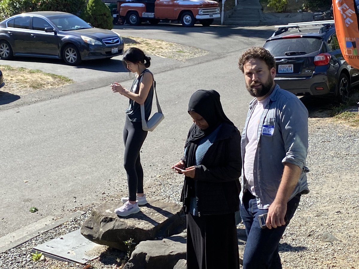 FN_JConyers's tweet photo. JJ here, Documenting our group trying documenting at the #RBACGarden.  #RBACVolunteerTraining Event! #SetTheRecordStraight #RainierBeach #RBACVT https://t.co/0zbWHAqsEn