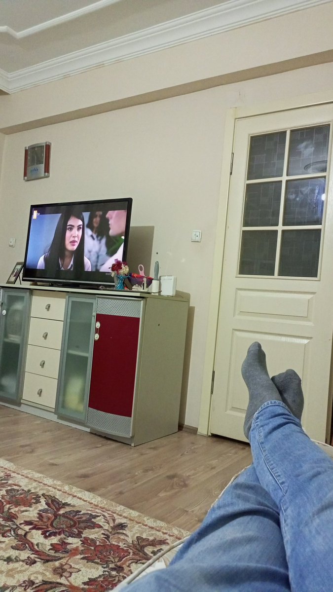 i_am_mambo's tweet photo. @dl1ara Benim ne suçum var ben evde televizyon izliyordum. https://t.co/ZshS4YIvAo