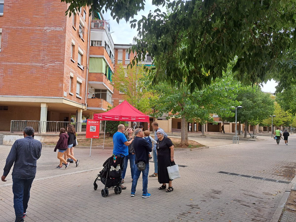 anjovalenti's tweet photo. Barri a barri de #Manresa, avui escoltant i coneguent les preocupacions i reivindicacions de la gent de la #Balconada
L'actual Pla de Manteniment del @ajmanresa sols sembla tenir recursos per l'asfalt oblidant la cura i endreça de la resta de la via pública.
#elpoderdelarosa🌹 https://t.co/Sc9iOe8YYO