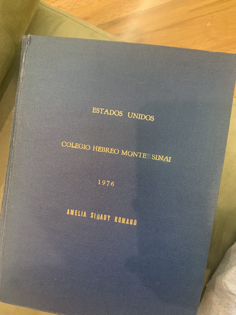josephsaed's tweet photo. @beltrandelrio hola Pascal! Como estas? Me encantaría que puedas ver este trabajo que encontramos. Lo hizo mi mamá en 1976 y contiene puros recortes del excelsior de ese año hablando de estados unidos!
Se me hace un espectáculo https://t.co/r6roErFk3p