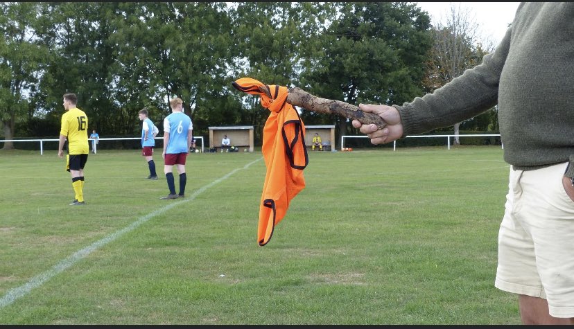 Our Lino for the reserves today making the very best of a bad situation. Grassroots in a photo 👏🏼🔴🔵