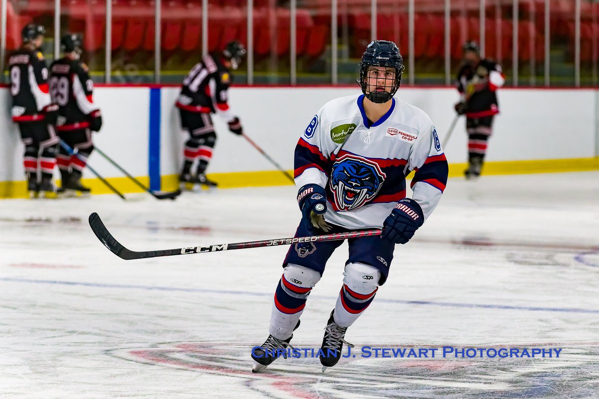 ppanthersvijhl's tweet photo. On the ice for warm-ups here at @Panorama_Rec, as the @CR_STORM and @ppanthersvijhl get set to square off in a 2:00 pm @VIJHL affair! #YYJHockey #PanthersStrong #JuniorBHockey #YYJSports https://t.co/2CR7eXxlHk