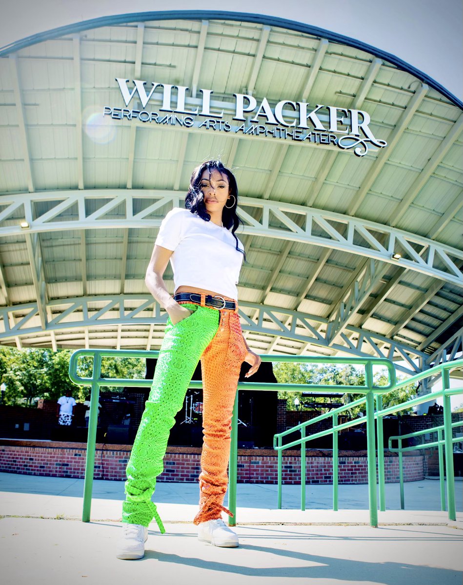 JMedia_'s tweet photo. @FAMU_1887 is one of my favorite Universities, with a breathtaking campus! It was an incredible experience from the students, staff to local community. Thanks for having me #famu 🧡🐍💚 

Set Fridays x #B2TY Tour takeover was 🔥 #HBCUQueen #HBCUpride #HBCU https://t.co/ProCw45cUW