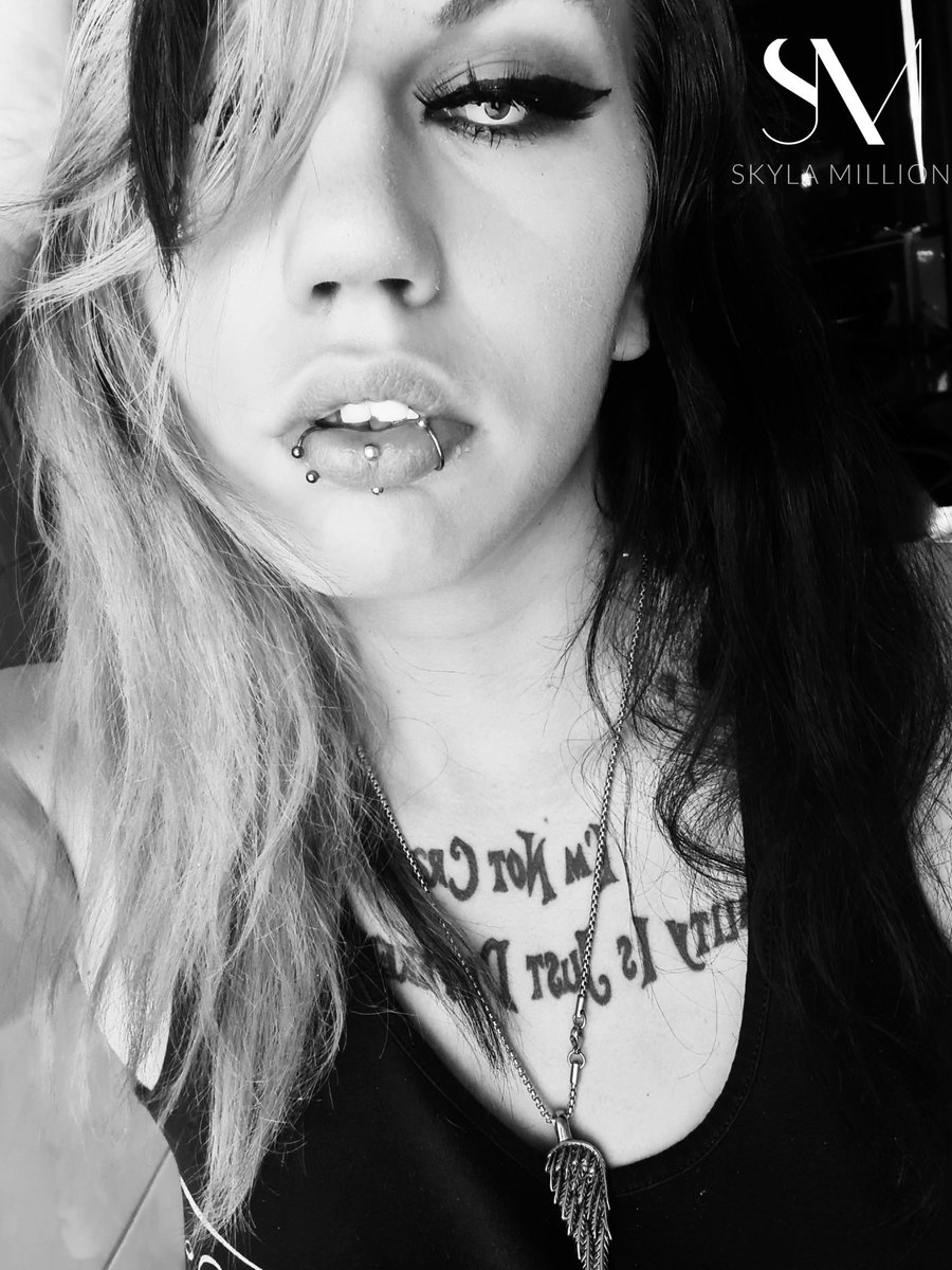 Skyla_Million's tweet photo. Doppel RT mit der bezaubernden @LadyMinu_ 

2/2/2 für 20 minuten

2 Kommentare p.P
Mit meiner Strohut bitch

Let's Rinse the Bitch

#rinsing #findom #femdom #humanwallet #geldherrin #goddess #findombrat https://t.co/1W1vIhBWut