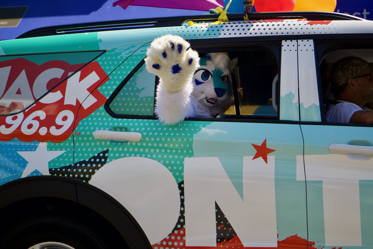 lexikatface's tweet photo. @Fauchsil I tapped out half way and got to ride in the car for the rest for the parade. https://t.co/RhPMnNsaGy