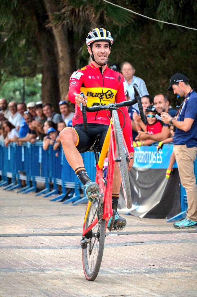 BurgosBH's tweet photo. 🏆 VICTORIA de @felipeorts15 en la prueba de casa #GPFelipeOrts también con la presencia de @AngelMadrazo.
🗣️ "Un éxito y un gran día de ciclismo que da el pistoletazo de salida. Estamos preparados para la temporada de #CX.
📸 @elcastellproductions https://t.co/gCLvRgALof