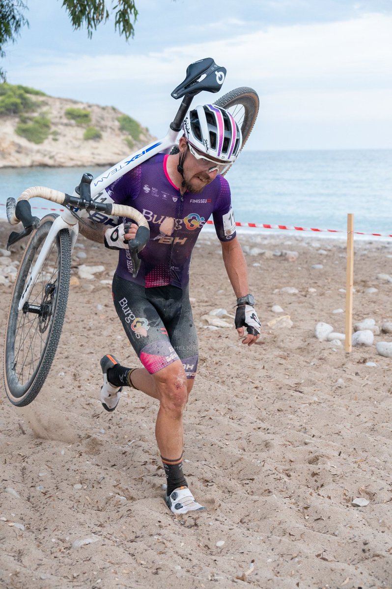 BurgosBH's tweet photo. 🏆 VICTORIA de @felipeorts15 en la prueba de casa #GPFelipeOrts también con la presencia de @AngelMadrazo.
🗣️ "Un éxito y un gran día de ciclismo que da el pistoletazo de salida. Estamos preparados para la temporada de #CX.
📸 @elcastellproductions https://t.co/gCLvRgALof