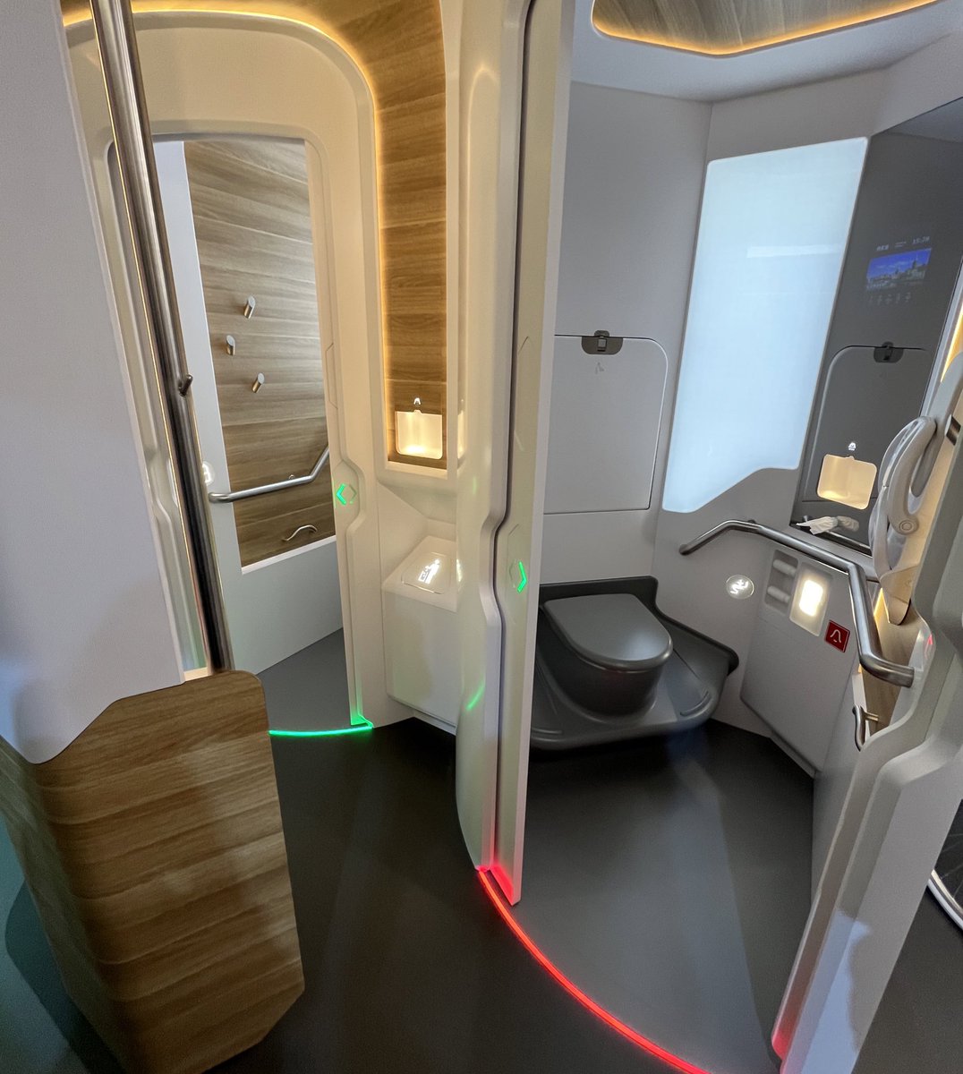 freder_francois's tweet photo. #Ideenzug
#IdeasTrainRegio
#Innotrans22
Design intéressant des toilettes de train régional :
➡️ 1x toilette normale, 1x debout, 1x coin pour se laver et sécher les mains
PMR oublié ?
➡️ écran d’information intégré dans dans les miroirs des toilettes
Photo : @lopezestape
⬇️⬇️⬇️ https://t.co/mEwsTBmIq2