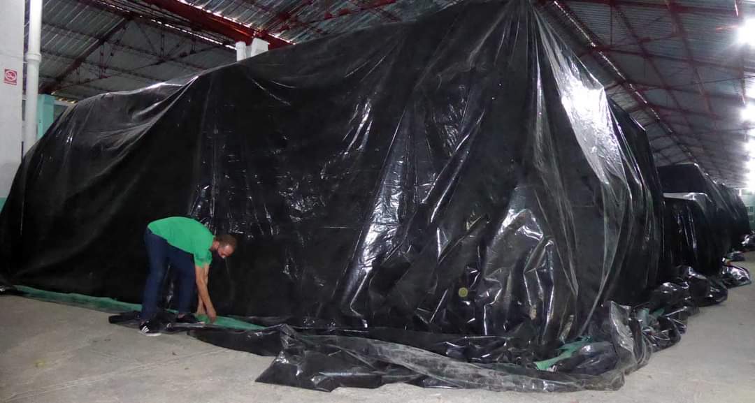 YamileRamosCord's tweet photo. El sistema de la agricultura en #PinardelRío asegurando la protección del tabaco antes las proximidades del evento meteorológico Ian. #Cuba #CódigoSí https://t.co/WsSrace07W
