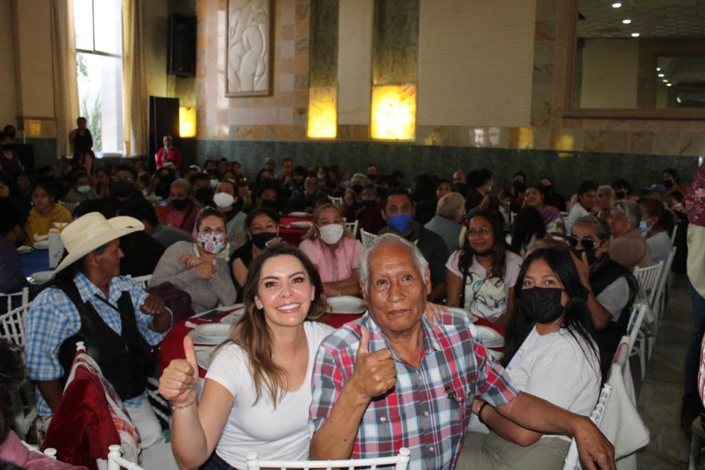 LauraBarreraF's tweet photo. Creo fervientemente que la UNIDAD y el COMPROMISO son la base para seguir avanzando en la construcción de un mejor #EstadoDeMéxico. 🇲🇽🤝🏻 https://t.co/hIj8v5tmKJ