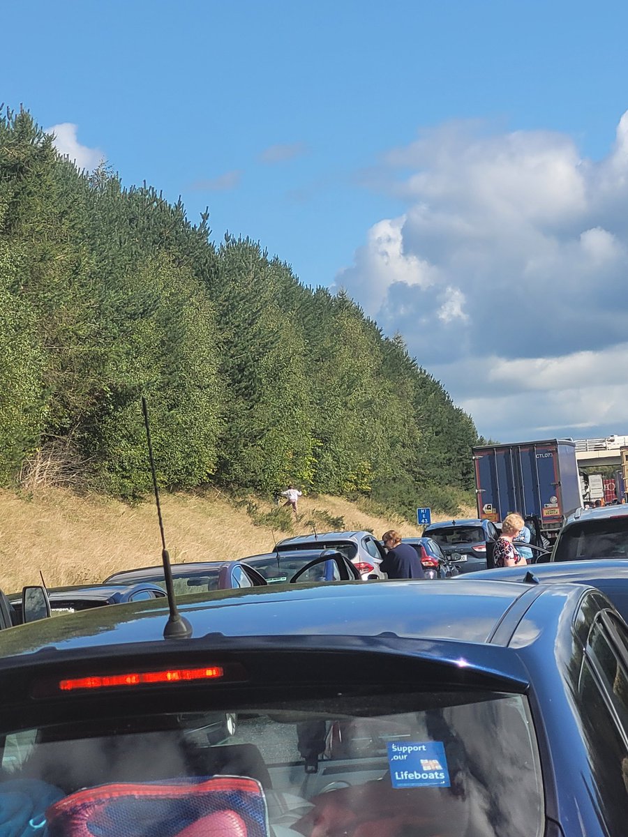 EggheadzH's tweet photo. @GardaTraffic More accidents waiting to happen! https://t.co/Qo0LDLGrQn