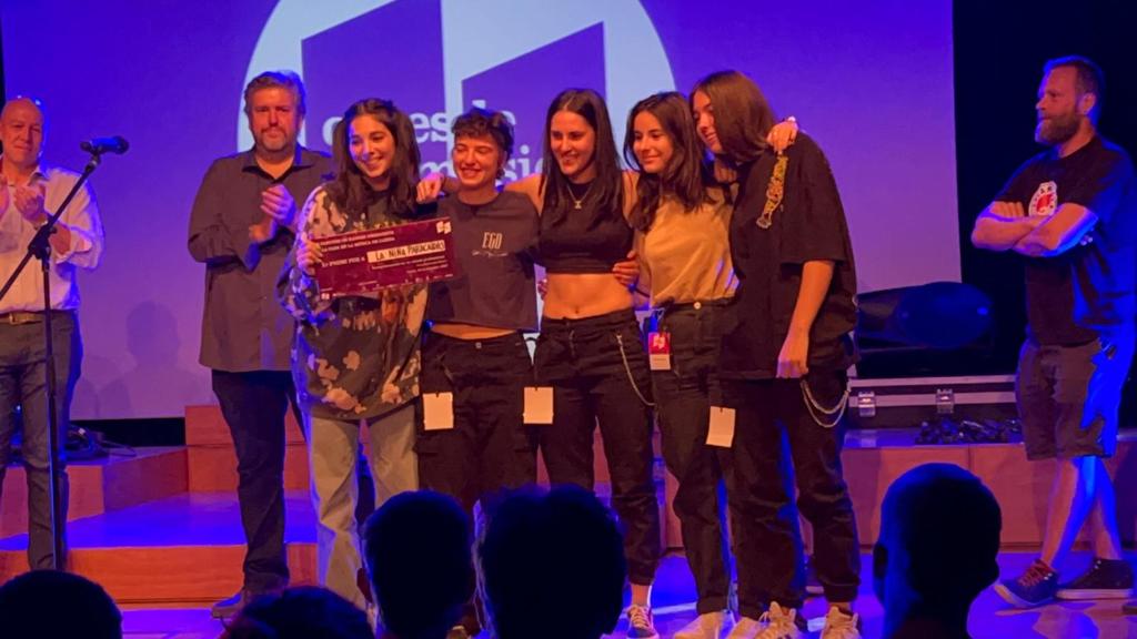ToniBosch_'s tweet photo. Donem el primer Premi Talent Jove Estrats (una gravació en estudi professional) a La Niña Paracaídas, la guanyadora del 3r Concurs de Bandes emergents de @casesdelamusica.
Amb aquest premi donem suport des del @CCSegria a la música jove de Ponent.
Enhorabona a tots els grups!👏🏼 https://t.co/cUET67AoFc