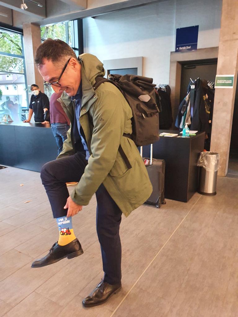 schreibster's tweet photo. Sockenbekenntnis auf der #ldkbw  - @cem_oezdemir zeigt Flagge und bekommt viel Beifall für Solidaritätsversprechen.  #StandWithUkraine @GrueneBW @Suedkurier_News https://t.co/rIYtt89AQo
