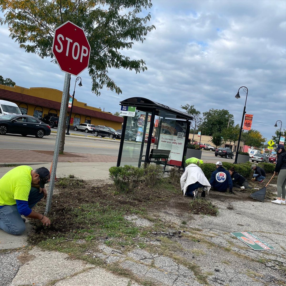 WSSouthBend's tweet photo. Mums and mulch! Many hands make light work… thank you to everyone who volunteered as we prep for #BestWednesdayEver coming up THIS WEDNESDAY from 4 to 8 on Western Ave.!
#WestsideSouthBend https://t.co/Nl7NTBqCO1