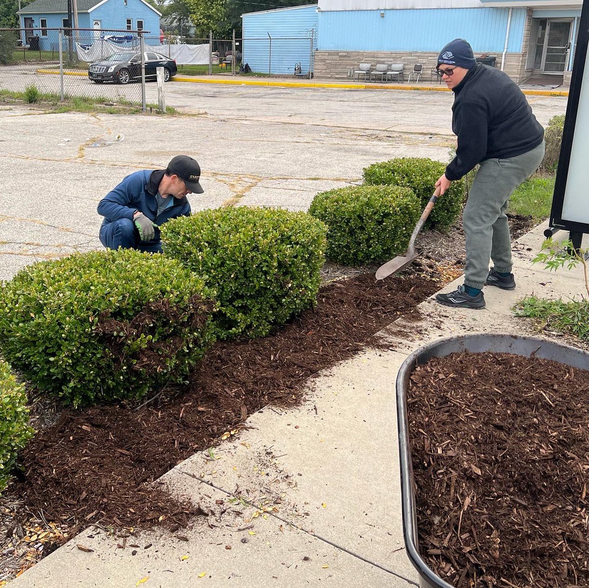 WSSouthBend's tweet photo. Mums and mulch! Many hands make light work… thank you to everyone who volunteered as we prep for #BestWednesdayEver coming up THIS WEDNESDAY from 4 to 8 on Western Ave.!
#WestsideSouthBend https://t.co/Nl7NTBqCO1