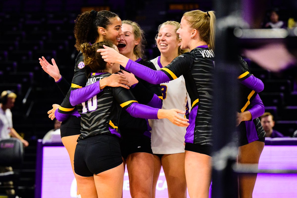 THERE'S NO TAMING THESE TIGERS!!! 🐅

For the second time in as many matches, LSU pulls off an upset of a top-20 opponent, defeating No. 15 Kentucky, 3-2 (19-25, 25-17, 25-22, 15-25, 15-11), for the program's first road ranked win since 2014! 

#NCAAWVB x 📸 <a href="/lsuvolleyball/">LSU Volleyball</a>