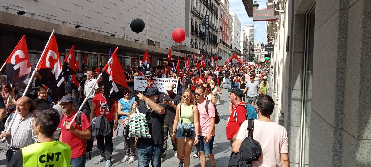 Ha sido una gozada la manifestación de hoy por las calles de Madrid. Hemos llenado esas calles de solidaridad y dignidad. Las calles retumbaban al grito de #HacerSindicalismoNoEsDelito

#CNTXixonAbsolucion
#sindicalismonoesdelito