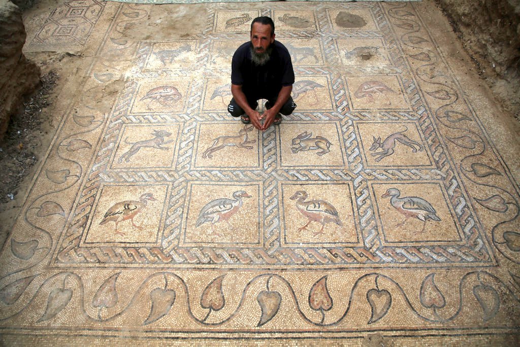 What a fantastic photo: the Palestinian farmer and the stunning Byzantine #mosaic he accidentally unearthed a couple of days ago. 👉 news.artnet.com/art-world/byza… #archaeology