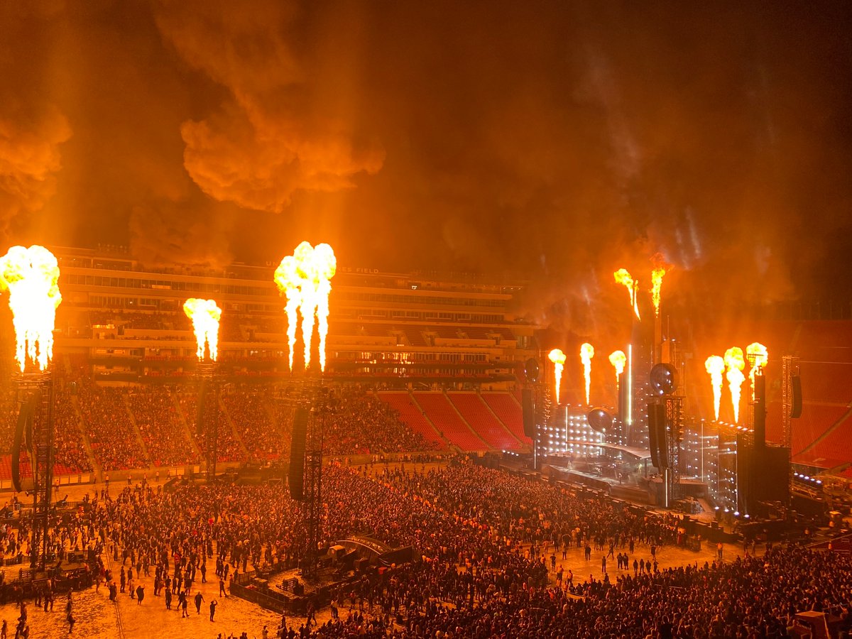 CHRISMANLO's tweet photo. @RSprachrohr at @lacoliseum on 09/23/22

#Rockandroll #Rammstein #LAColiseum https://t.co/CkSWxSpbG3