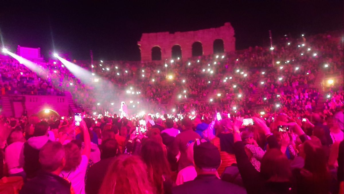 manuela110171's tweet photo. Vorrei  sottolineare  l’educazione e il rispetto che tutta l’arena ha avuto nei confronti di @mikasounds . Mika ha girato tra il pubblico tutta la serata e nessuno ha osato toccarlo, fermarlo o altro... veramente grata a tutti per questa cosa https://t.co/y7XjSLZpMV