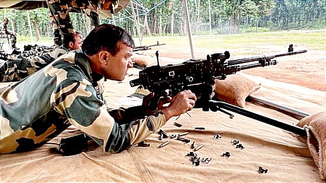 BSF_TCS's tweet photo. #PicoftheDay
"कुछ इस तरह जिद करना सीखो,
जो लिखा ही नहीं इस मुकद्दर में,
उसे भी हासिल करना सीखो।।"
सीमा सुरक्षा बल - सर्वदा सतर्क..
#BSF
#AlwaysNationFirst
#FirstLineofDefence https://t.co/dgryMwyYM8