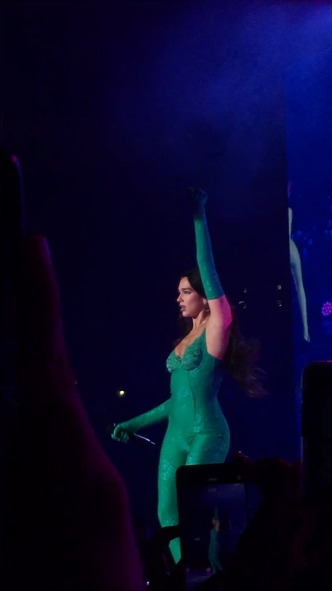 SugarBooDL's tweet photo. Guys I did it, yesterday I fulfilled my dream of seeing @DUALIPA perform live, I can't believe how incredible it was, love u sooo much Dua, thank you for this experience. 😭😭😭💗💗💗 https://t.co/2IDOkdguzV