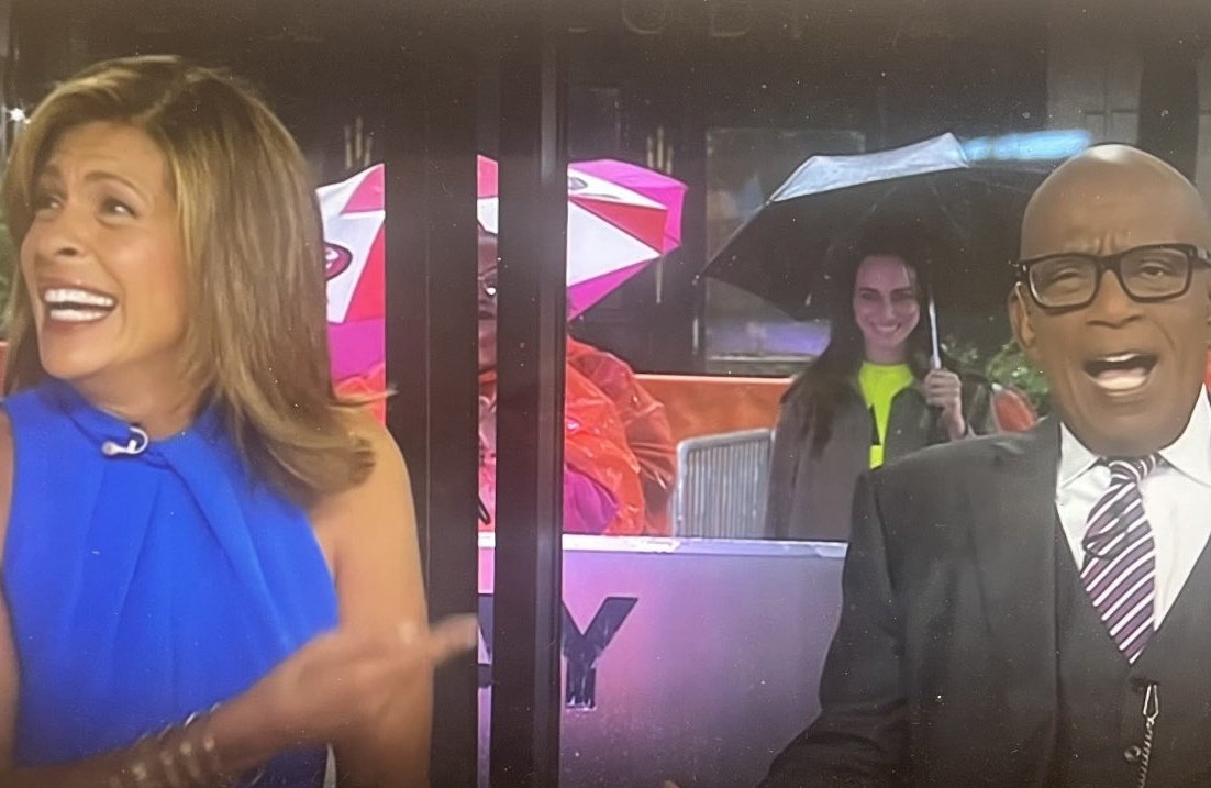 comicxbook's tweet photo. nahhh they had people constantly smiling in random places, the marketing for this movie is insane 😩😩 #SmileMovie https://t.co/HWTTjAWL93