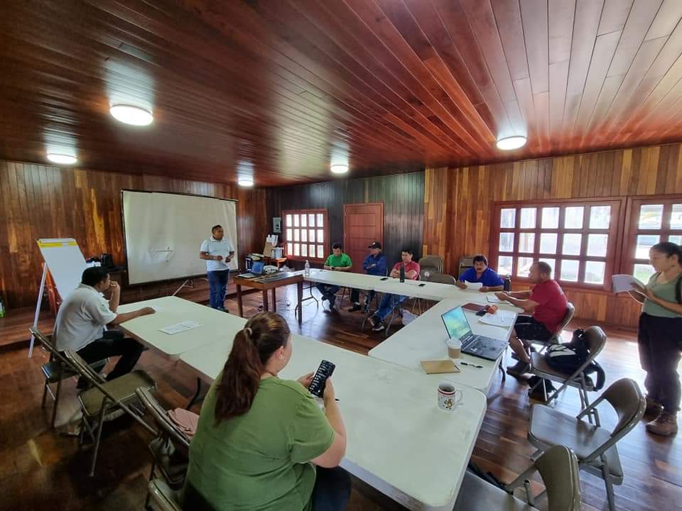 Agroforest_JAL's tweet photo. Intercambio de experiencias entre ejidos de #QuintanaRoo de la RITER de Silvicultura Comunitaria para la elaboración de Planes de Acción Comunitario fortaleciendo manejo forestal y gobernanza.
#REPSERAM y #EjidoNohBec, 1 Sueño común: Visión regional de #ManejoForestalSostenible https://t.co/AjLeB74D1V