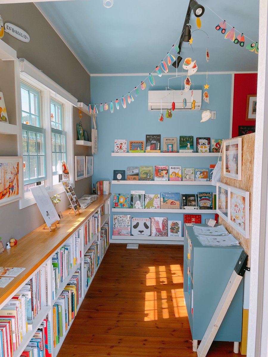 bumble_beebooks's tweet photo. 絵本展最終日です！！
この光景も最後かと思うと寂しいな。

Open 11:00-17:00 https://t.co/Src6gHQ4BJ